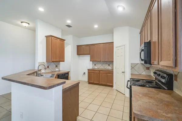 15646 Gatehouse Dr, Fort Worth, TX 76262-6378