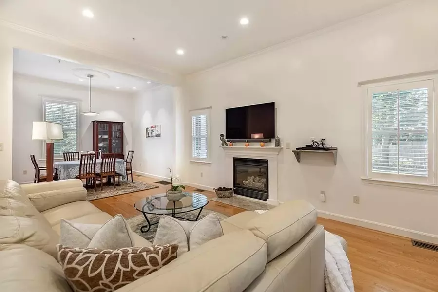 40 Pleasant St, Newton Center, MA 02459