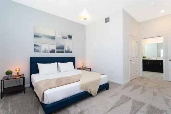 1043 SPLASH SHOT PL # #2002, 33896,