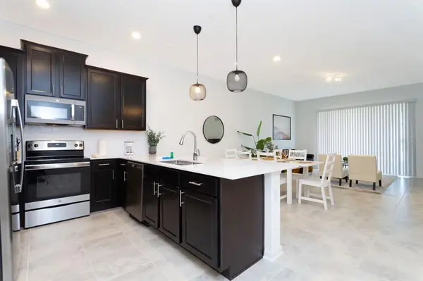 1043 SPLASH SHOT PL # #2002, 33896,