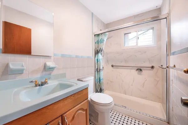 47-17 208th St, Bayside, NY 11361