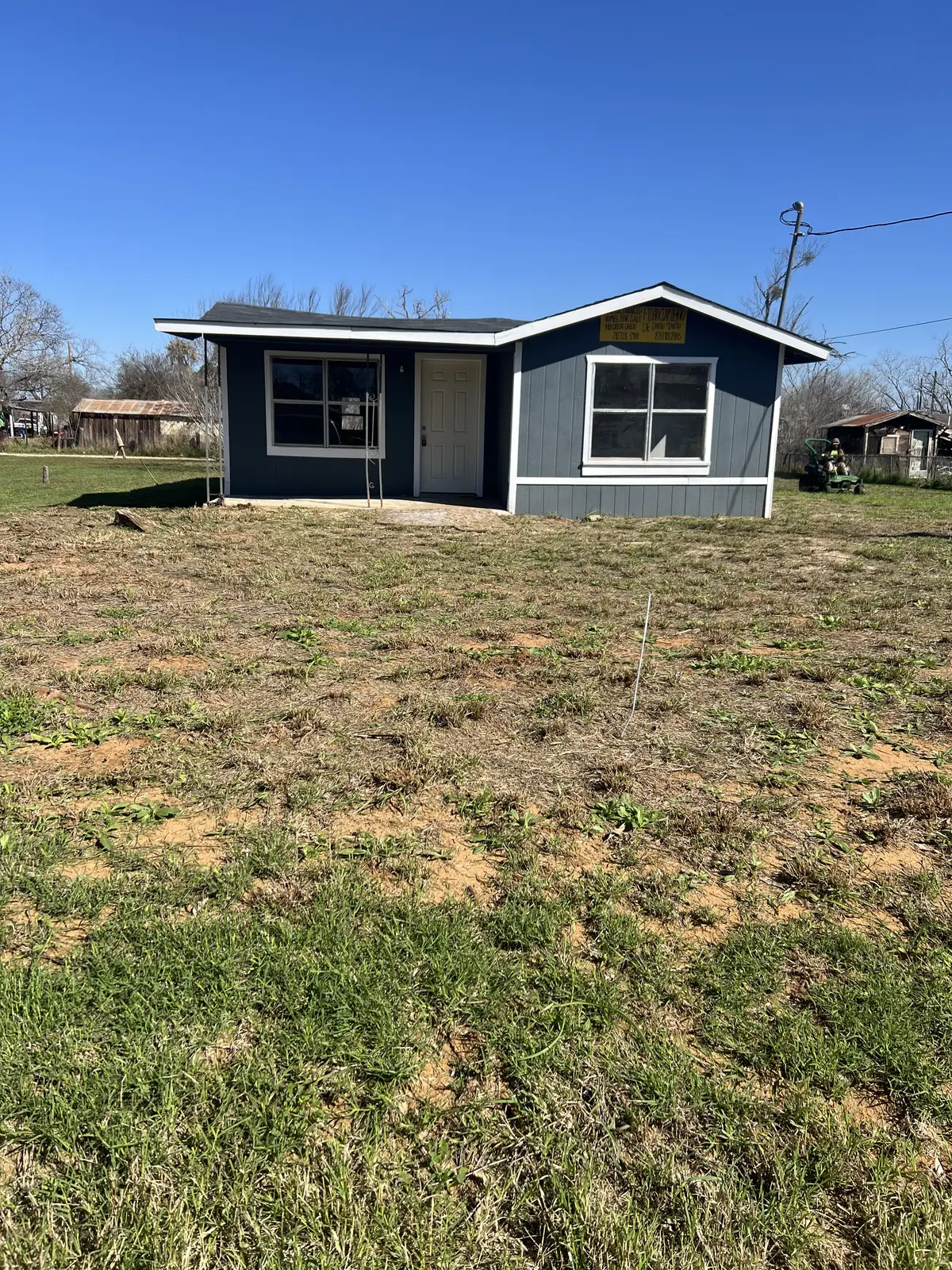 416 E Curtis St, Dilley, TX 78017