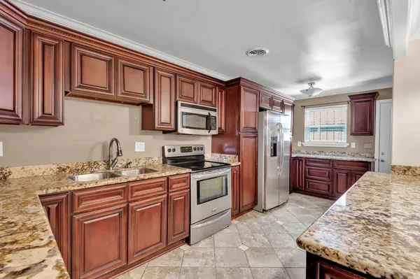 560 Terry Pkwy, Terrytown, LA 70056