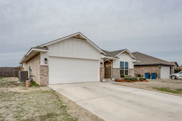 Gladington Ct, Newcastle, OK 73065
