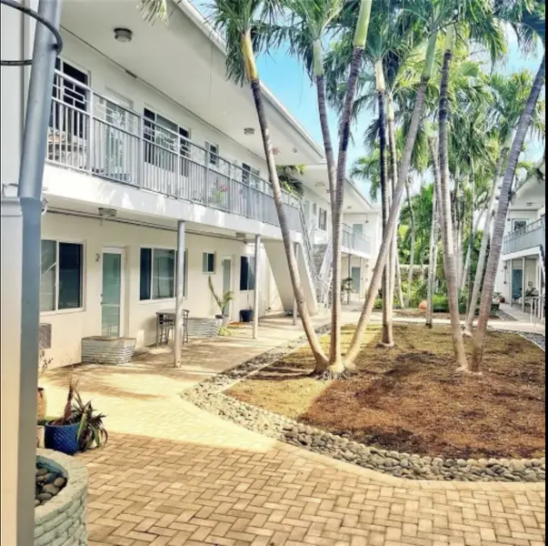 320 86th St #3, Miami Beach, FL 33141