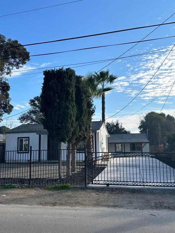 2228 Robertson Rd, Modesto, CA 95351