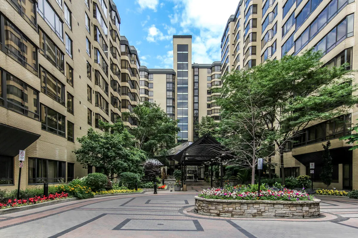 280 Simcoe St #201A, Toronto, ON M5T 2Y5