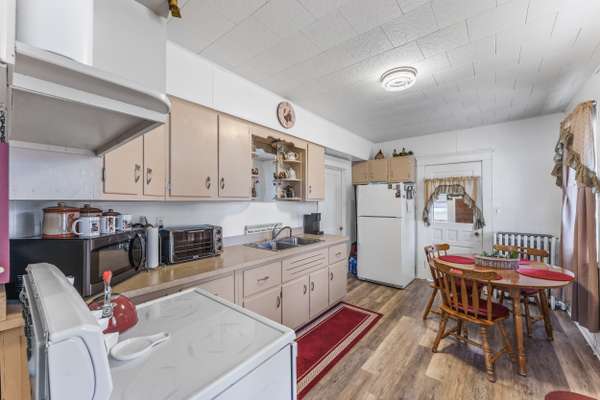 1413 Old Butler Rd, New Castle, PA 16101