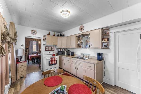 1413 Old Butler Rd, New Castle, PA 16101