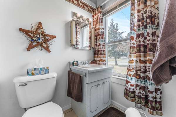 1413 Old Butler Rd, New Castle, PA 16101