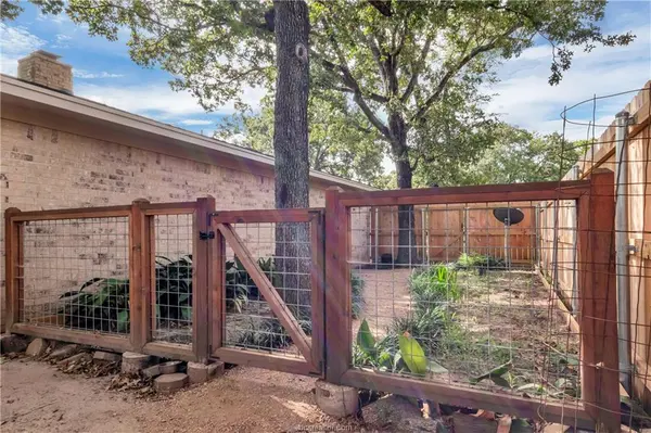 1395 Van Horn Dr, College Station, TX 77845