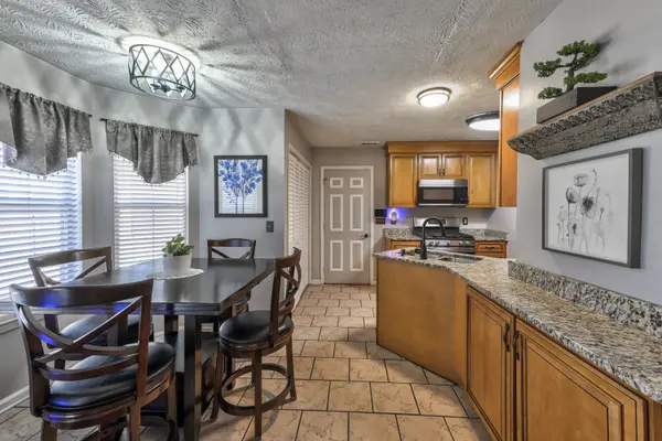 5795 Pecan Grv, Ellenwood, GA 30294
