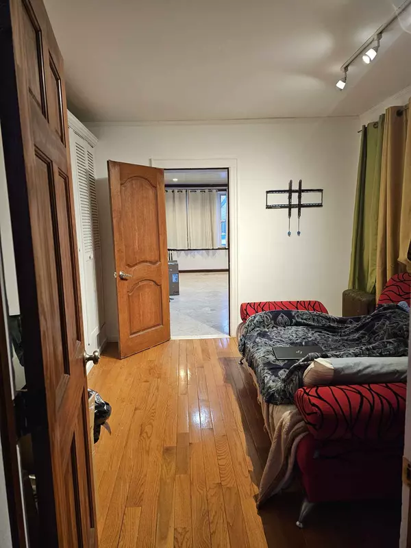 Ozone Park, NY 11417,137-22 96th Pl #1