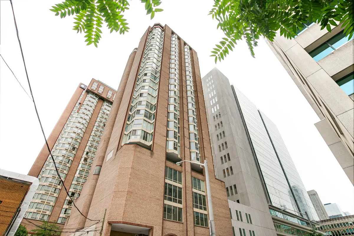 55 Centre Ave #906, Toronto, ON M5G 2H5