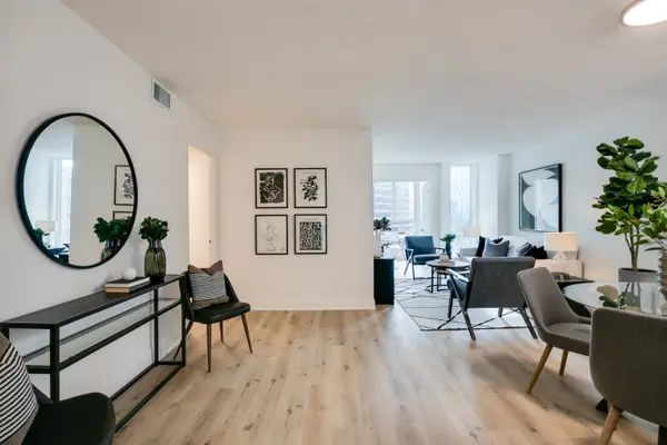 55 Centre Ave #906, Toronto, ON M5G 2H5