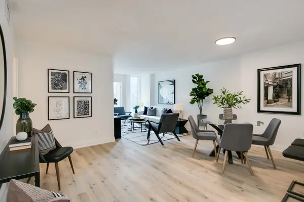 55 Centre Ave #906, Toronto, ON M5G 2H5