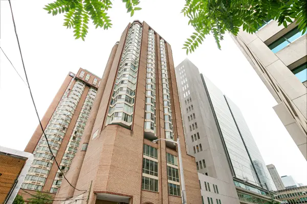 55 Centre Ave #906, Toronto, ON M5G 2H5