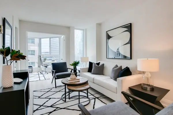 55 Centre Ave #906, Toronto, ON M5G 2H5