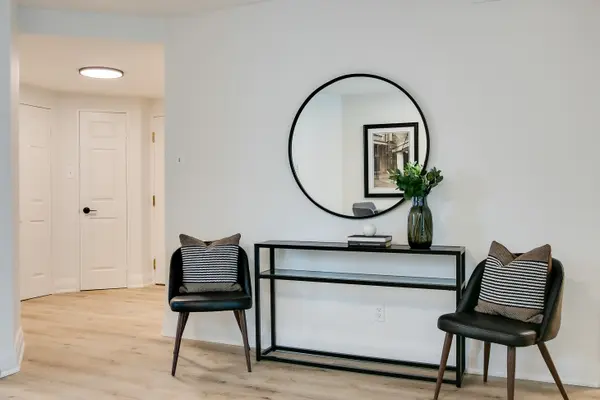 55 Centre Ave #906, Toronto, ON M5G 2H5
