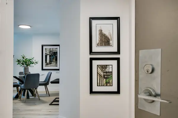 55 Centre Ave #906, Toronto, ON M5G 2H5