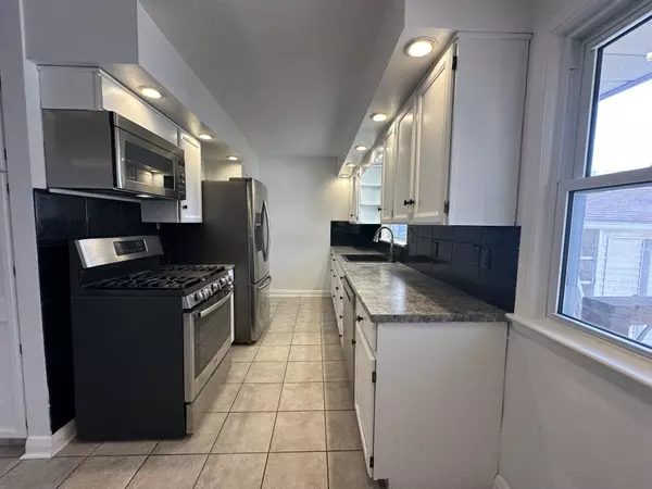 London, ON N5W 4X2,245 Dawn Dr #Upper