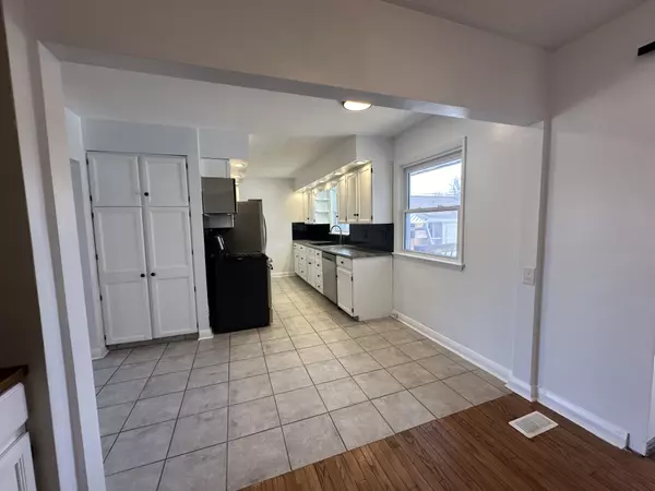 London, ON N5W 4X2,245 Dawn Dr #Upper