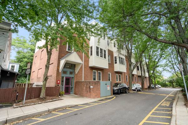 218 Thorndike St #106, Cambridge, MA 02141