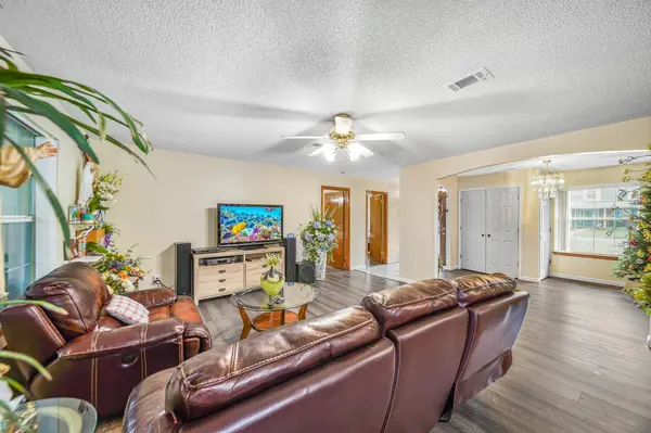 521 Long Lake Dr, Pensacola, FL 32506