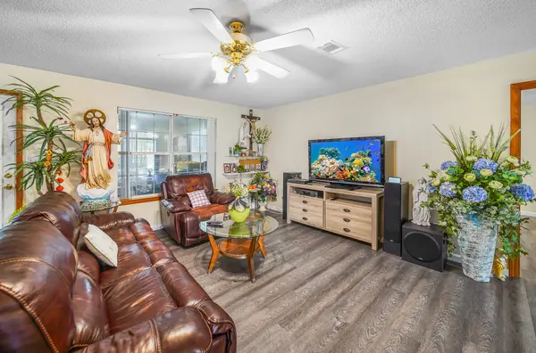 521 Long Lake Dr, Pensacola, FL 32506
