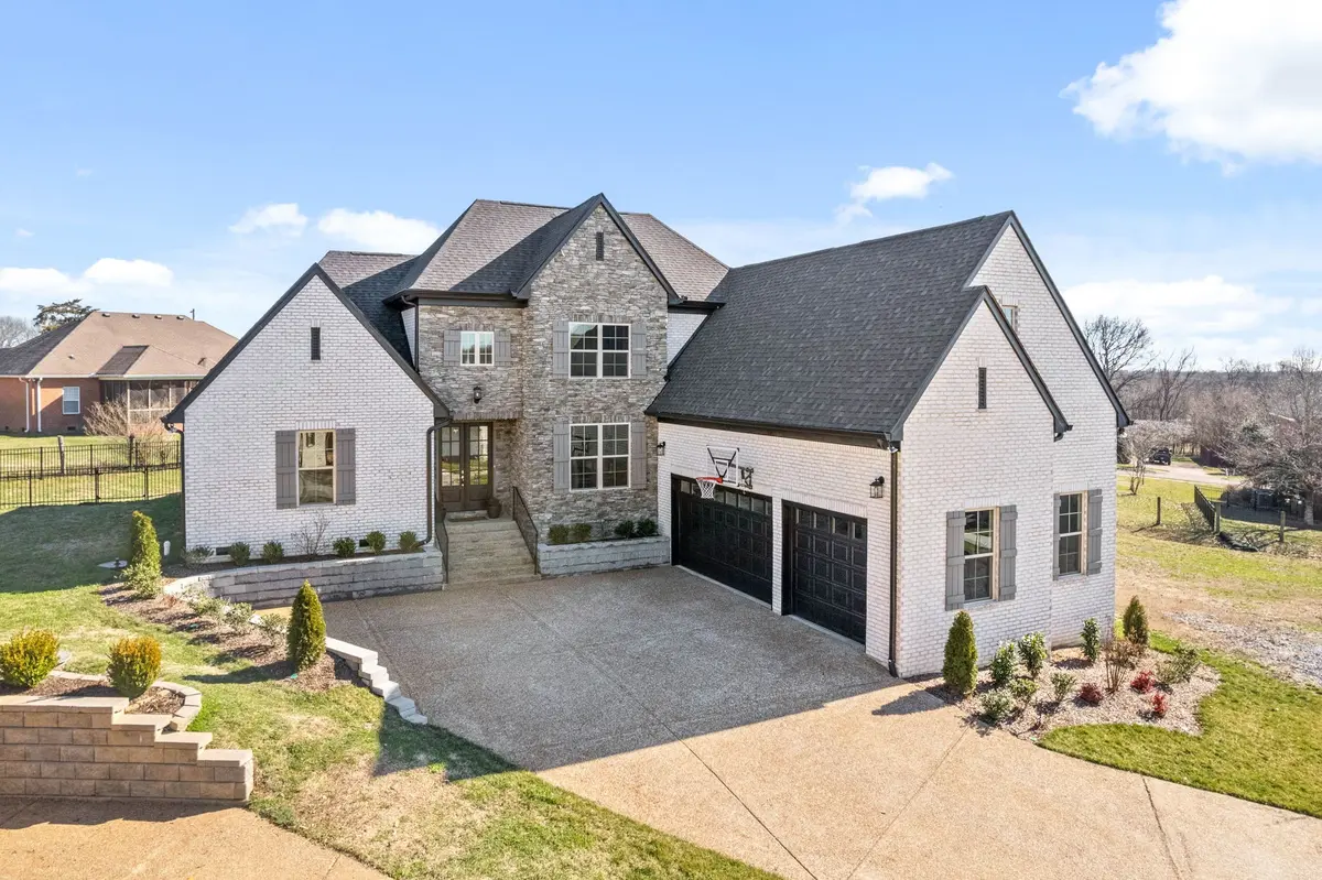 2022 Eagle View Rd, Hendersonville, TN 37075