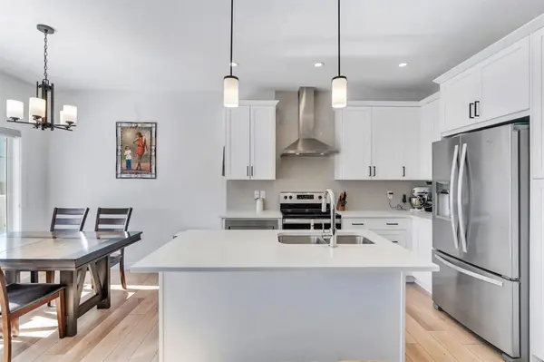 974 Bayview Rise SW Airdrie, Ab T4b5k3,