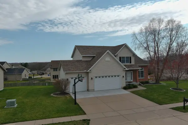1038 Bluff Ln, Le Claire, IA 52753