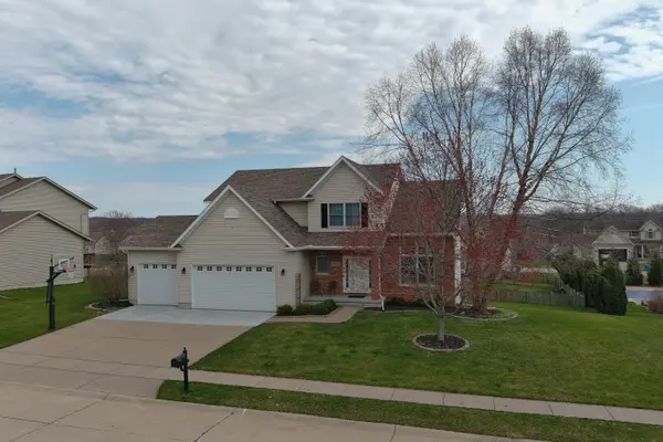 1038 Bluff Ln, Le Claire, IA 52753