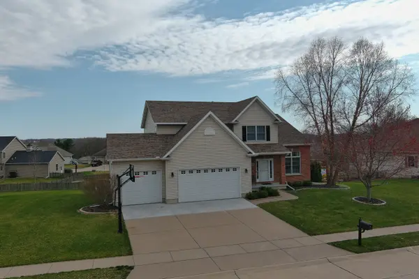 1038 Bluff Ln, Le Claire, IA 52753