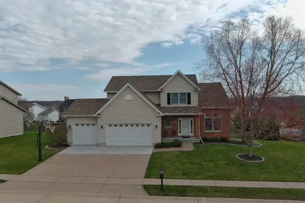 1038 Bluff Ln, Le Claire, IA 52753