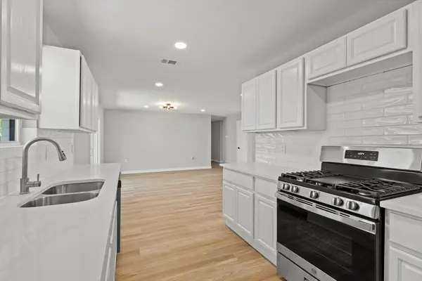 1301 E Mitchell St, Arlington, TX 76010