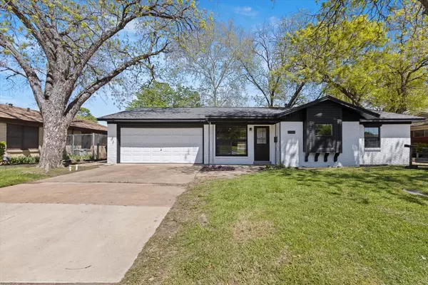 1301 E Mitchell St, Arlington, TX 76010