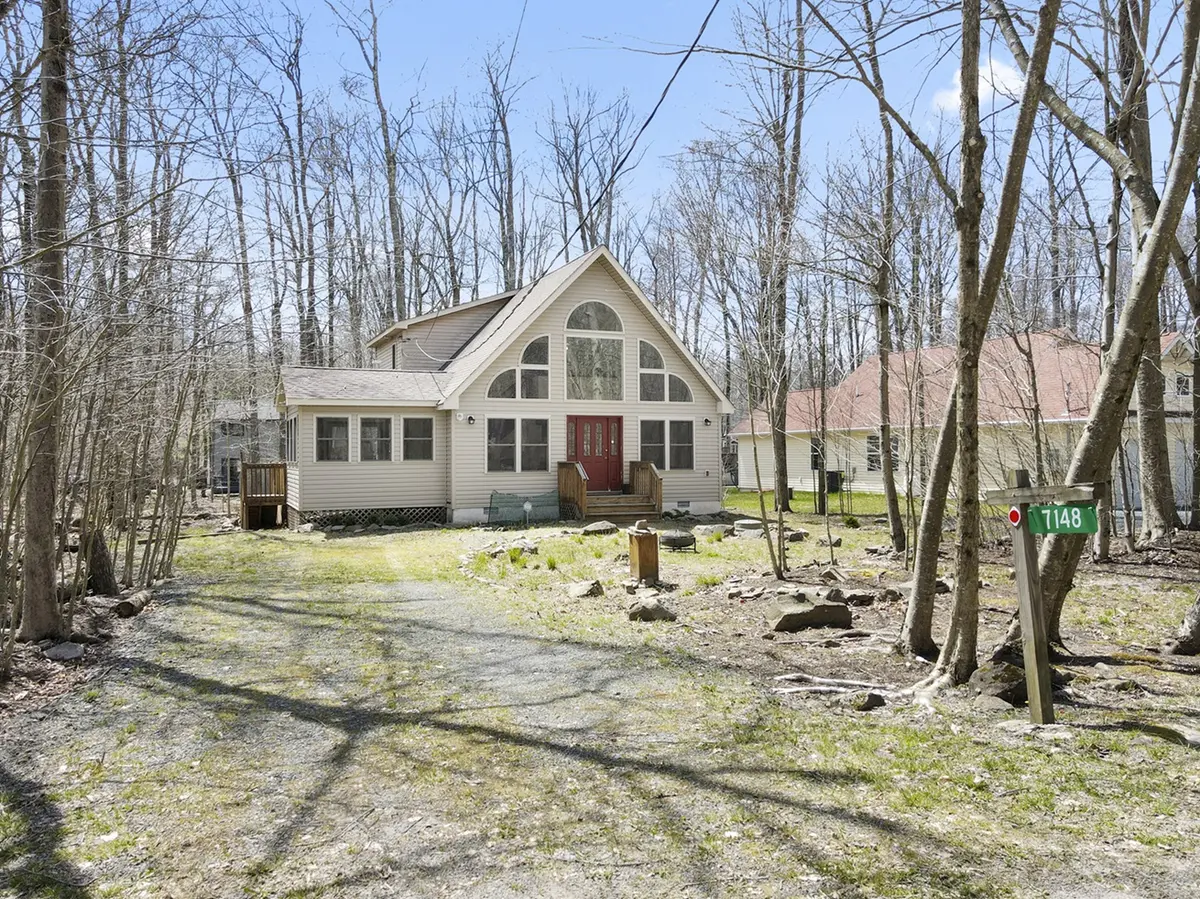 7148 Winnebago Dr, Pocono Lake, PA 18347-8128