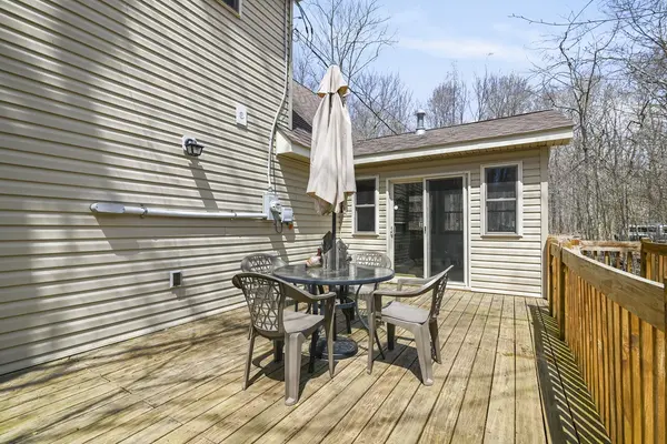 7148 Winnebago Dr, Pocono Lake, PA 18347-8128
