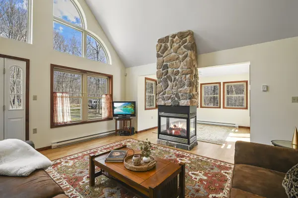 7148 Winnebago Dr, Pocono Lake, PA 18347-8128