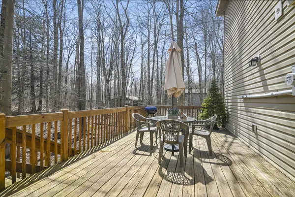 7148 Winnebago Dr, Pocono Lake, PA 18347-8128