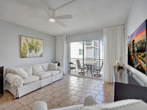2600 Diana Dr #218, Hallandale Beach, FL 33009-4805