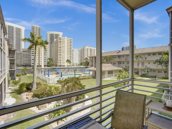 2600 Diana Dr #218, Hallandale Beach, FL 33009-4805