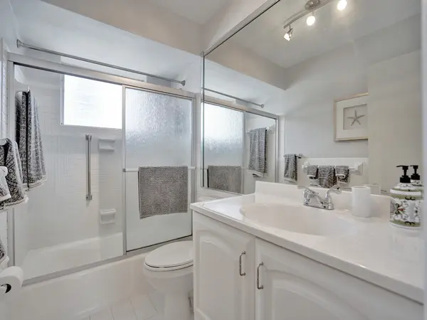 2600 Diana Dr #218, Hallandale Beach, FL 33009-4805