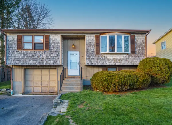 44 Vallette St, Cranston, RI 02920