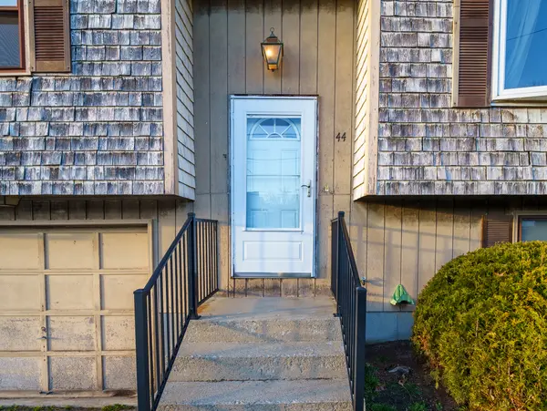 44 Vallette St, Cranston, RI 02920