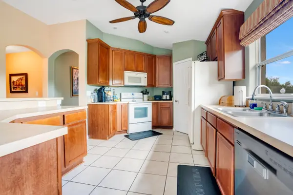 25129 Ironwedge Dr, Sorrento, FL 32776