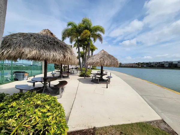 7700 Sun Island Dr S #404, South Pasadena, FL 33707