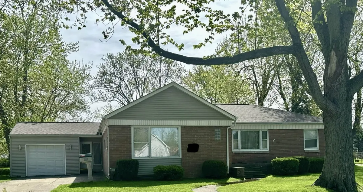 29632 Oak Grove St, St Clair Shores, MI 48082-1820