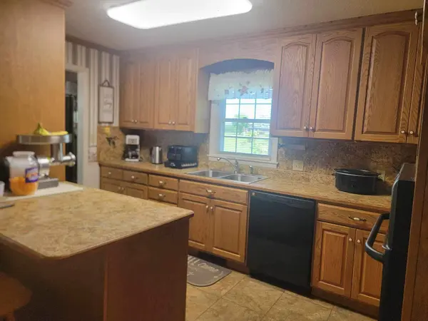 1687 Highland Lick Rd, Russellville, KY 42276-7218